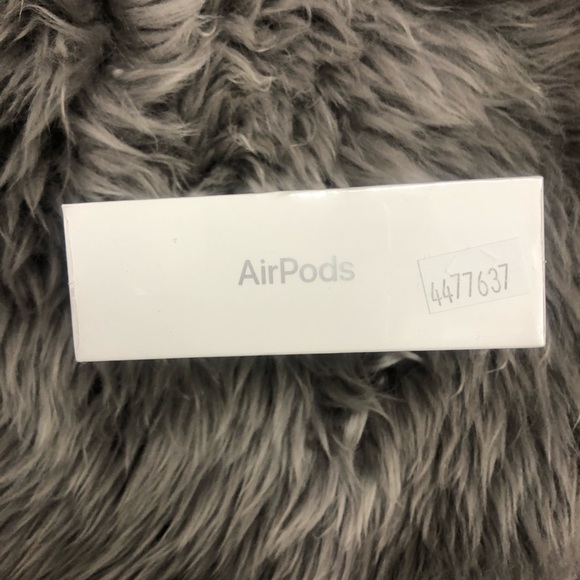 Apple AirPods with Charging Case (PM1190) - Picture 2 of 4